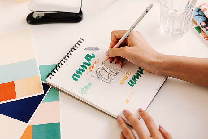 dessin d'un logo dans un carnet